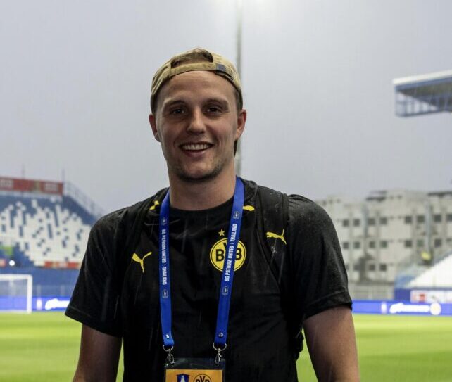 Ein Foto zeigt Julian Bente. Er arbeitet beim Fußballverein Borussia Dortmund.