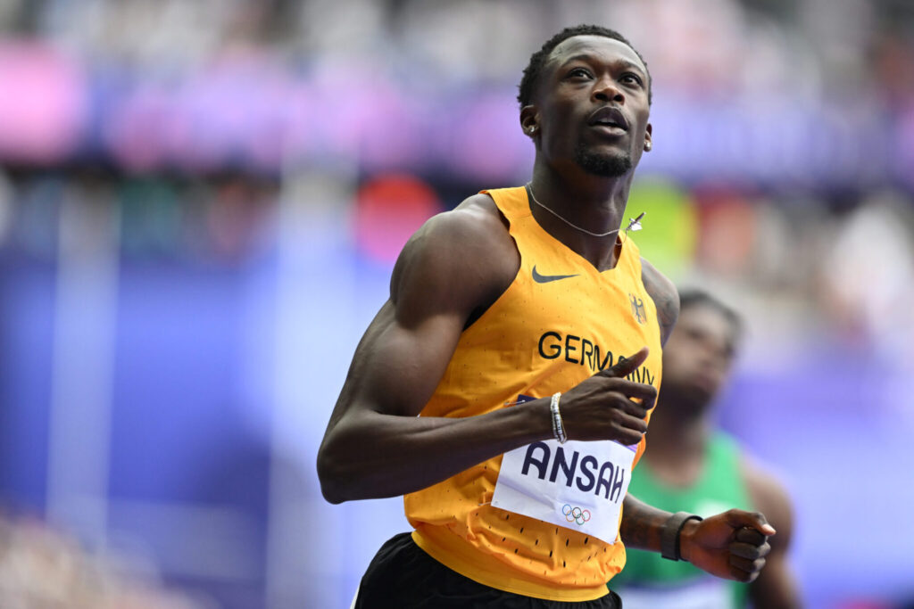 Ein Foto des Leichtathleten Owen Ansah. Er schaut nach einem Lauf nach oben.