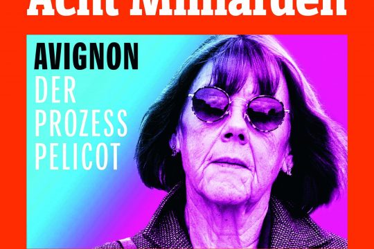 Cover des Spiegel-Podcats "Acht Milliarden", mit der aktuellen Folge über den Prozess Pelicot in Avignon. Dazu sieht man das Opfer Gisèle Pelicot mit ihrer Sonnenbrille auf.