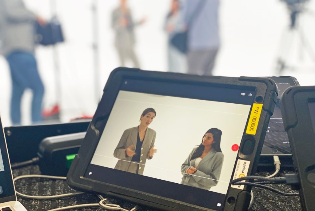Ein Tablet zeigt die Kamera-Aufnahmen von der deutschen Journalistin Marie Bröckling und der bekannten Moderatorin Collien Ulmen-Fernandes. Gemeinsam sprechen sie über Deepfake-Pornos.