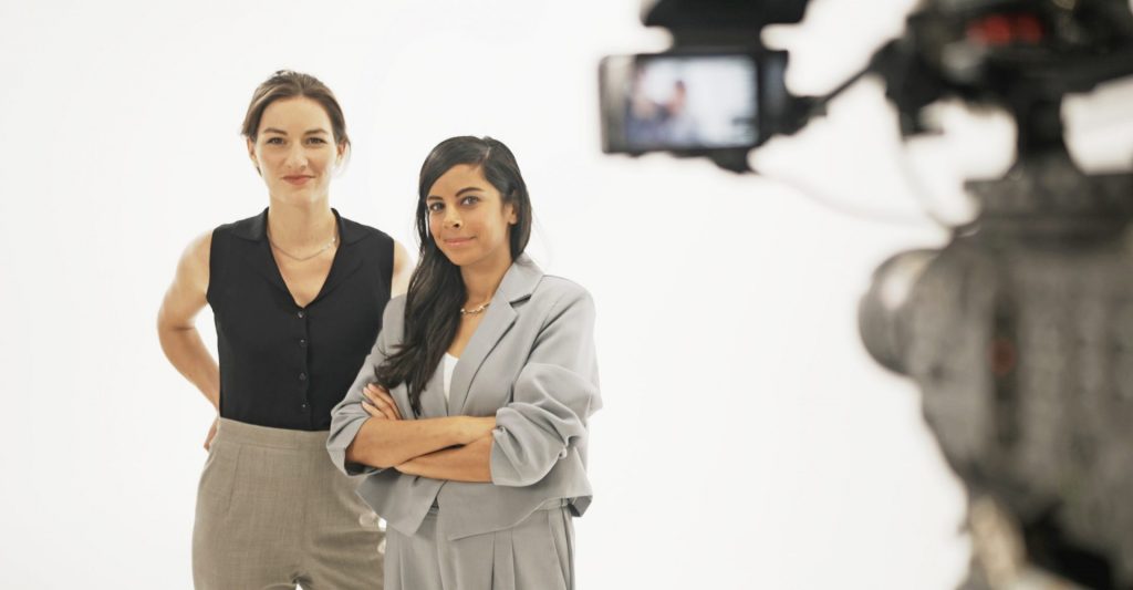 Die deutsche Journalistin Marie Bröckling und die bekannte Moderatorin Collien Ulmen-Fernandes stehen nebeneinander. Gemeinsam sprechen sie über Deepfake-Pornos.