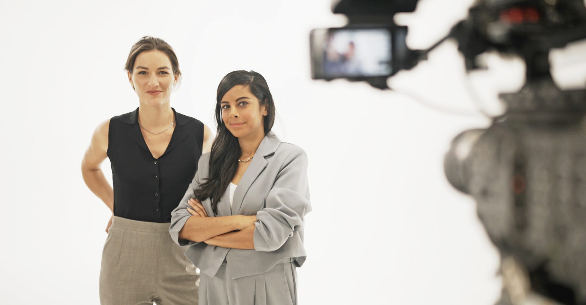 Die deutsche Journalistin Marie Bröckling und die bekannte Moderatorin Collien Ulmen-Fernandes stehen nebeneinander. Gemeinsam sprechen sie über Deepfake-Pornos.