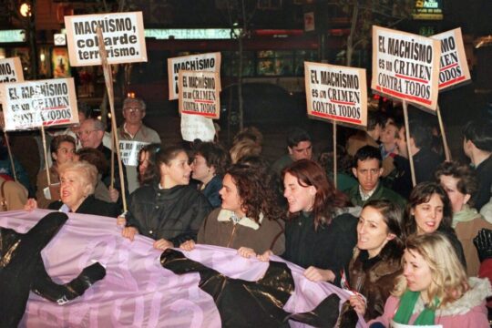 Spanische Frauen demonstrieren gegen Machismo. Nun soll eine elektronische Fußfessel vor Gewalt schützen.