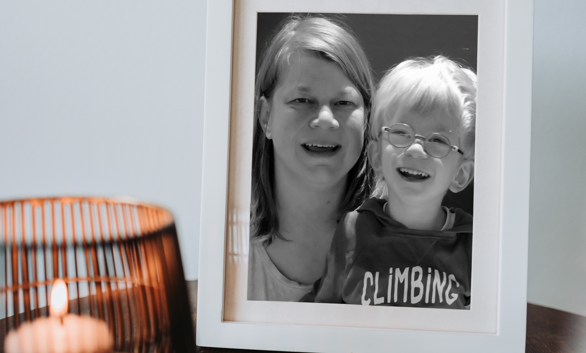 Anne und ihr kleiner Sohn Noah sind auf einem schwarz-weiß Foto. Der Ex-Mann tötete beide in ihrem Auto, mit einem Messer. In Deutschland kommt es alle drei Tage zu einem Femizid.