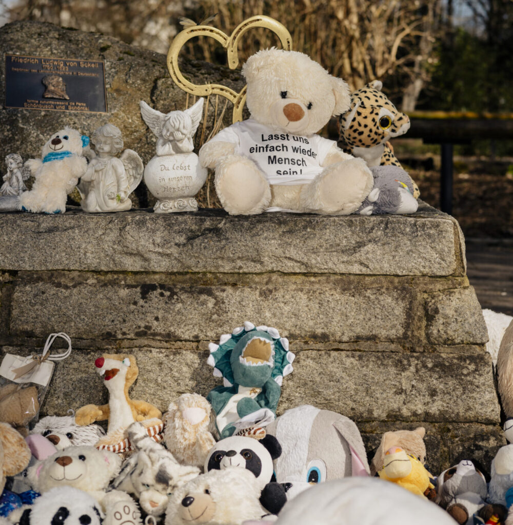 Messerattacke von Aschaffenburg: Menschen haben am Tatort Kuscheltiere und Blumen hingelegt.