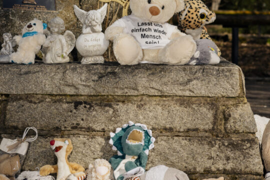 Messerattacke von Aschaffenburg: Menschen haben am Tatort Kuscheltiere und Blumen hingelegt.