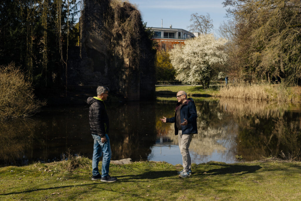 Aschaffenburg im Park: Wolfgang Schwarz (links) und Rainer Buss haben sich nach dem Attentat regelmäßig über Hilfsmöglichkeiten ausgetauscht.