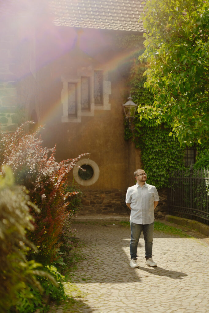 Saaed Majed in Magdeburg am Dom. Nach dem Anschlag in Magdeburg wurde er Opfer von rassistischer Gewalt.