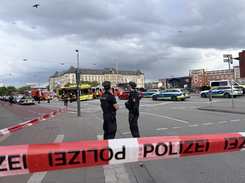 Nach dem Messerangriff in Hamburg ist für Betroffene eine Hotline eingerichtet worden.