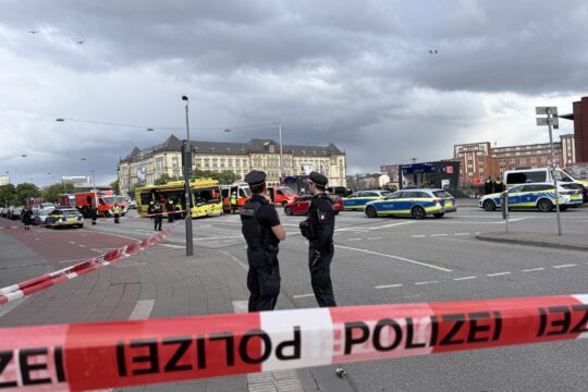 Nach dem Messerangriff in Hamburg ist für Betroffene eine Hotline eingerichtet worden.