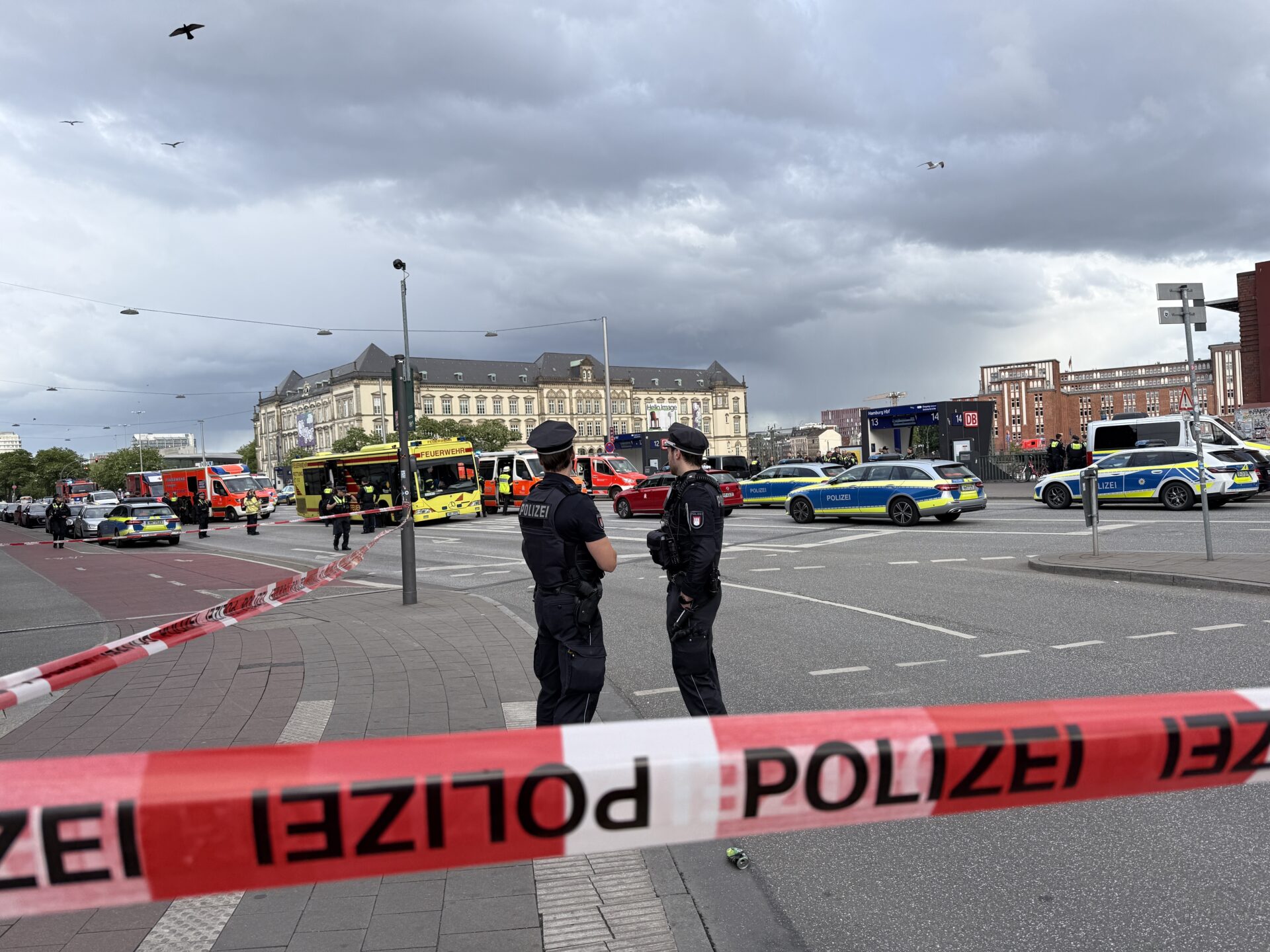 Nach dem Messerangriff in Hamburg ist für Betroffene eine Hotline eingerichtet worden.