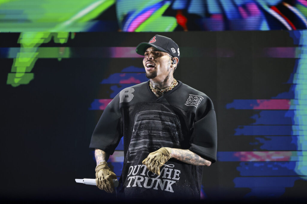 Chris Brown wurde in England erneut verhaftet. Wieder geht es um Körperverletzung. Chris Brown steht auf der Bühne, in der rechten Hand hält er ein Mikrofon.