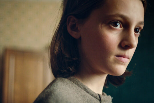 Karla ist ein Film über Kindesmissbrauch: Auf dem Bild blickt sie an der Kamera vorbei. Sie ist erst elf Jahre alt, hat kurzes Haar.