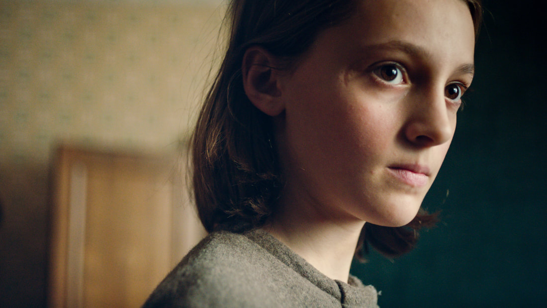 Karla ist ein Film über Kindesmissbrauch: Auf dem Bild blickt sie an der Kamera vorbei. Sie ist erst elf Jahre alt, hat kurzes Haar.