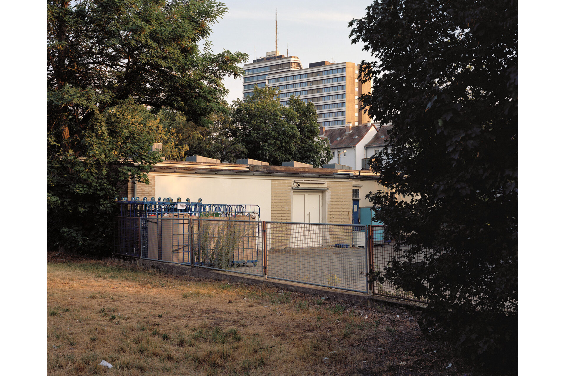 Rechte Gewalt: "Rechtes Land" von Julius Schien.
