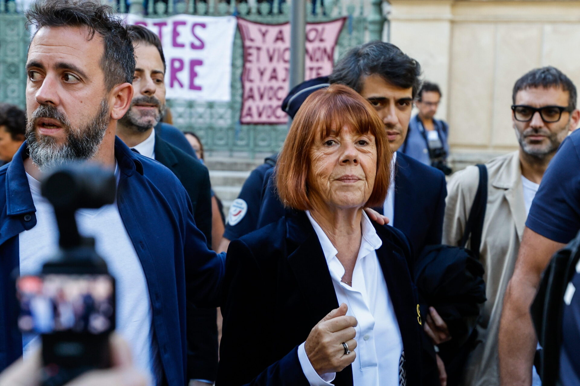Gisèle Pelicot beim Berufungsprozess in Nîmes im Gericht.