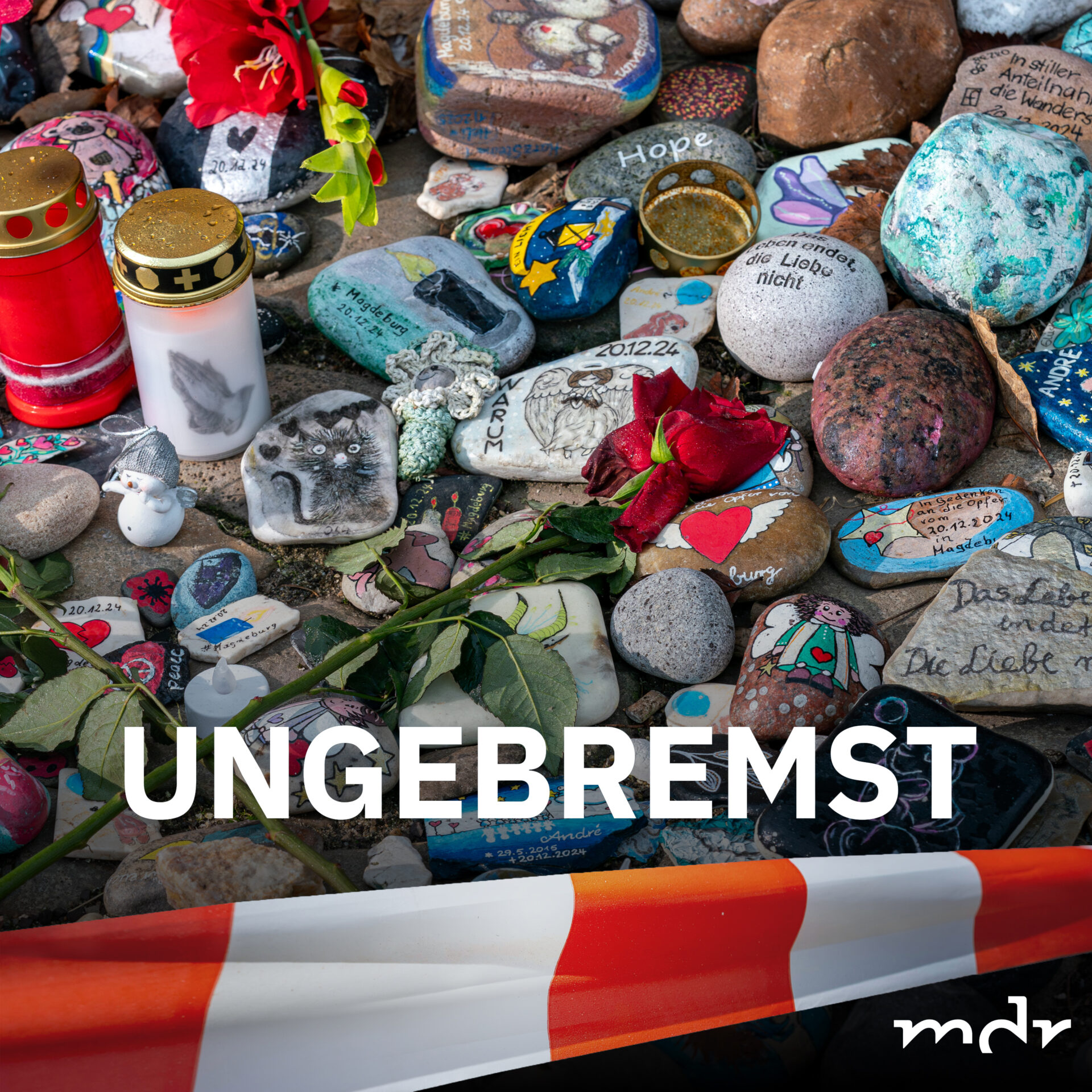 Anschlag Magdeburg: Auf dem Bild sind Blumen, Kerzen und bemalte Steine für die Opfer des Anschlags von Magdeburg zu sehen. Im Vordergrund befindet sich ein rot-weißes Absperrband.