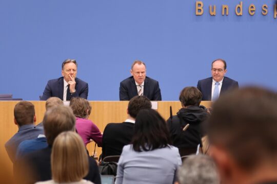 Holger Münch, Präsident des Bundeskriminalamtes (BKA), Andy Grote (SPD), Vorsitzender der Innenministerkonferenz (IMK) und Senator für Inneres und Sport der Stadt Hamburg, und Bundesminister des Innern Alexander Dobrindt (CSU) stellen die Polizeiliche Kriminalstatistik vor.