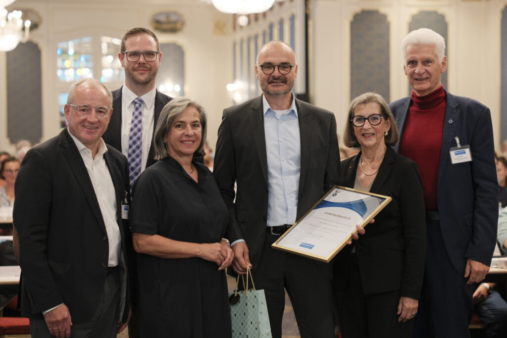 Der WEISSE RING hat gewählt: Bert Christmann (1.v.l.), Benedikt Wemmer (2.v.l.), Barbara Richstein (3.v.l.), Petra Kein (2.v.r.), Dr. Rolf Schmachtenberg (1.v.r.) und Nancy Faeser sind im Geschäftsführenden Bundesvorstand. Dr. Patrick Liesching (3.v.r.) wurde zum Ehrenvorsitzenden gewählt.